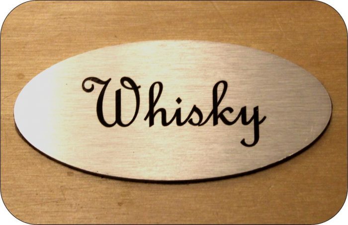 RVS plaatje met tekst "Whisky" laser gegraveerd