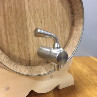 Wijnvat eiken 5 liter met stop en onderstel en RVS kraan